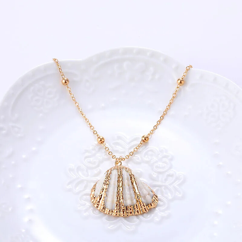 Conch Shell Pendant Necklace for Women Cowrie Beach Summer Party Look