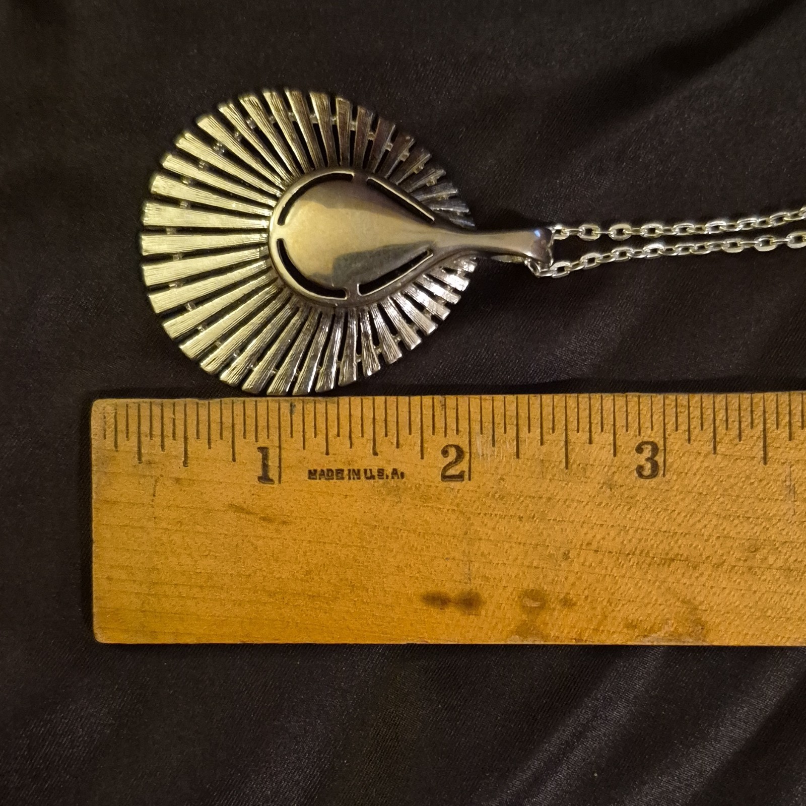 Silver Tone Modern Round Pendant Chain Necklace Metal No Stone Undated Era