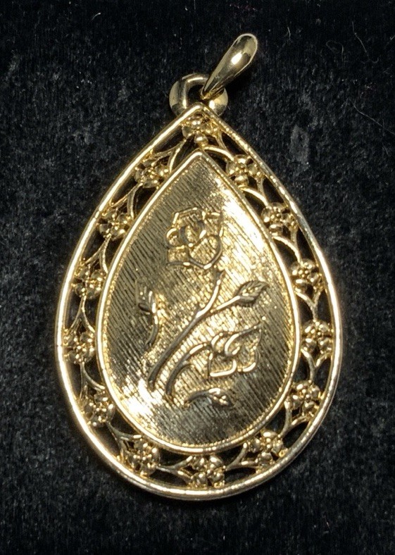 Gold Tone Rose Pendant LP110