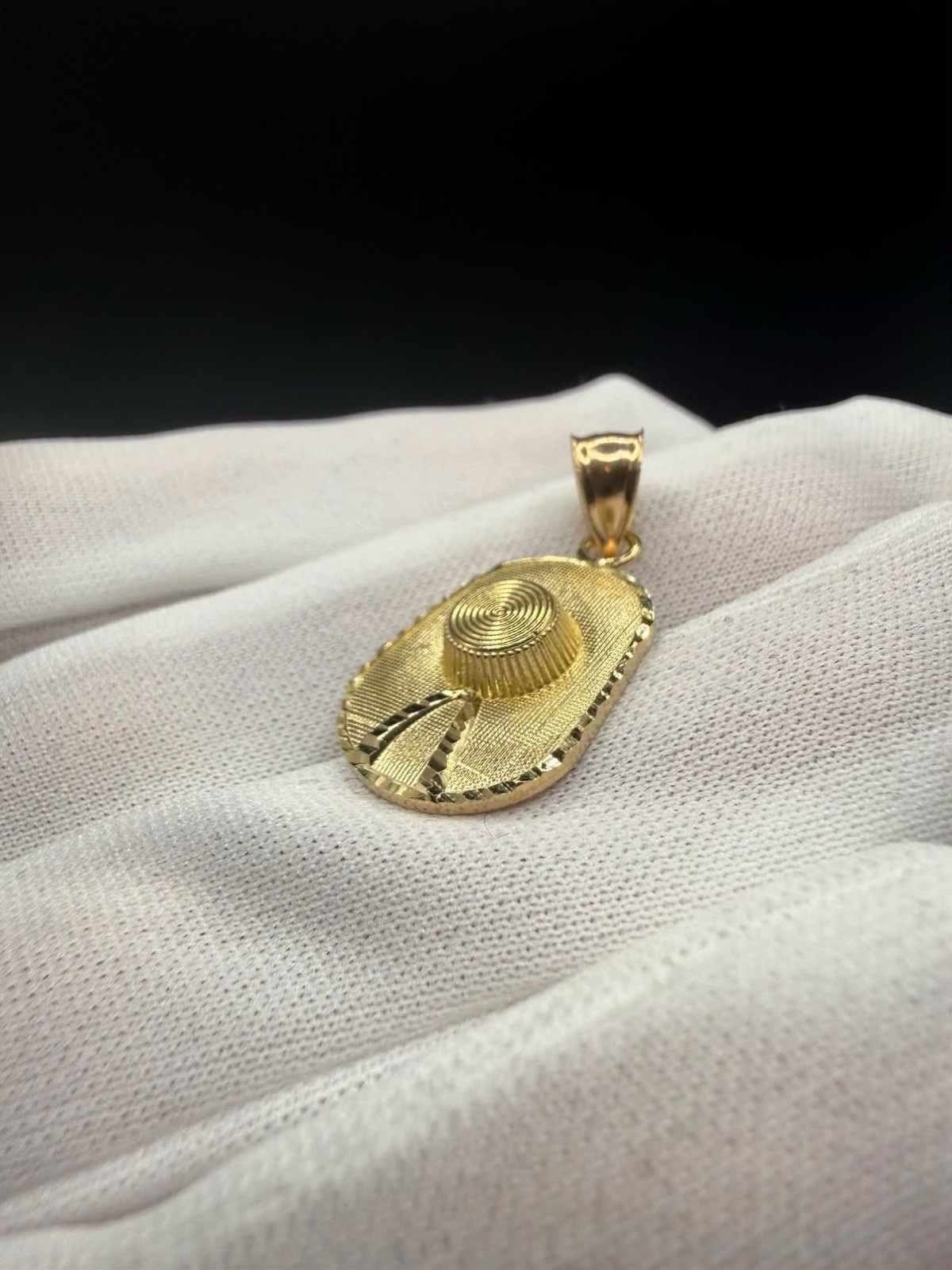 10kt solid gold sombrero calentano pendant