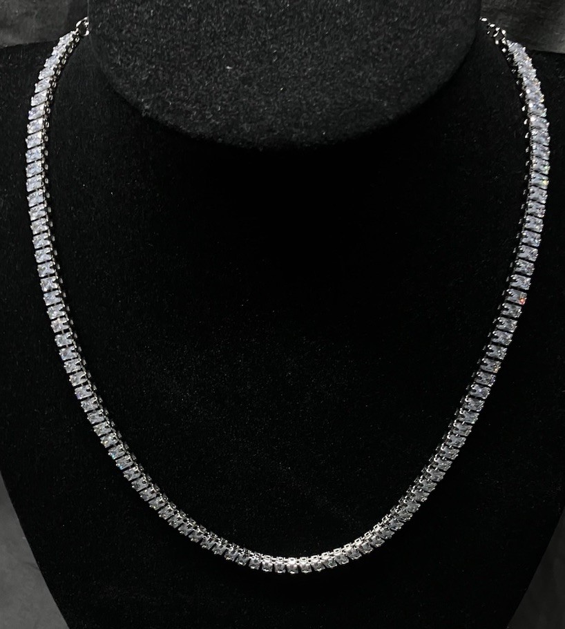 Stunning women’s Cubic Zirconia necklace.Silvertone beautiful ! 14-20inch 12gm