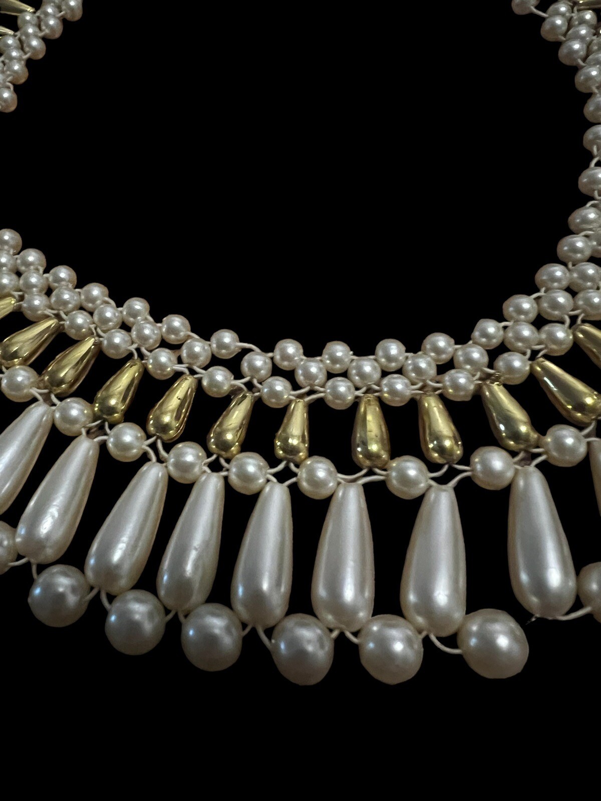White And gold stretch collar necklace faux pearl sweater topper 1960 Era ￼