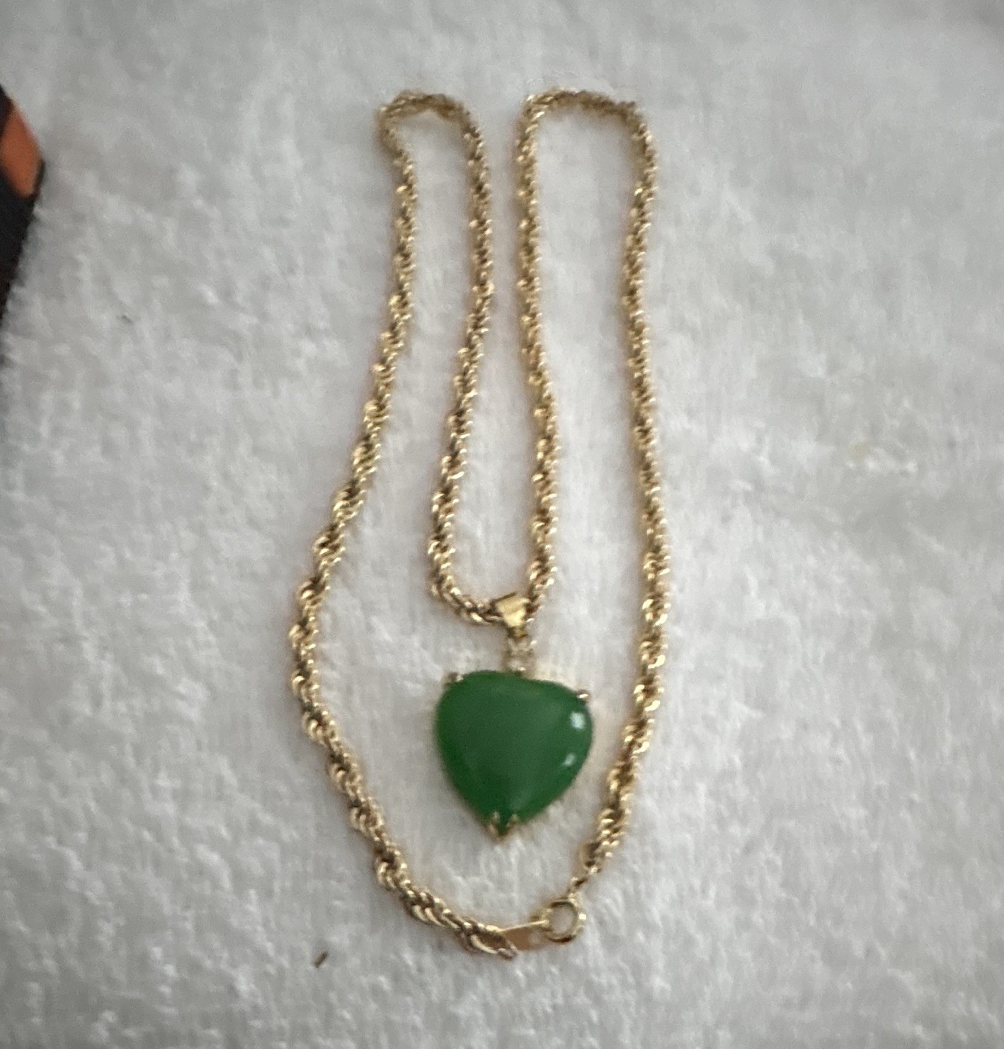 Gold Tone Rope Chain Necklace Green Heart Charm Pendant Prong Set Spring Ring