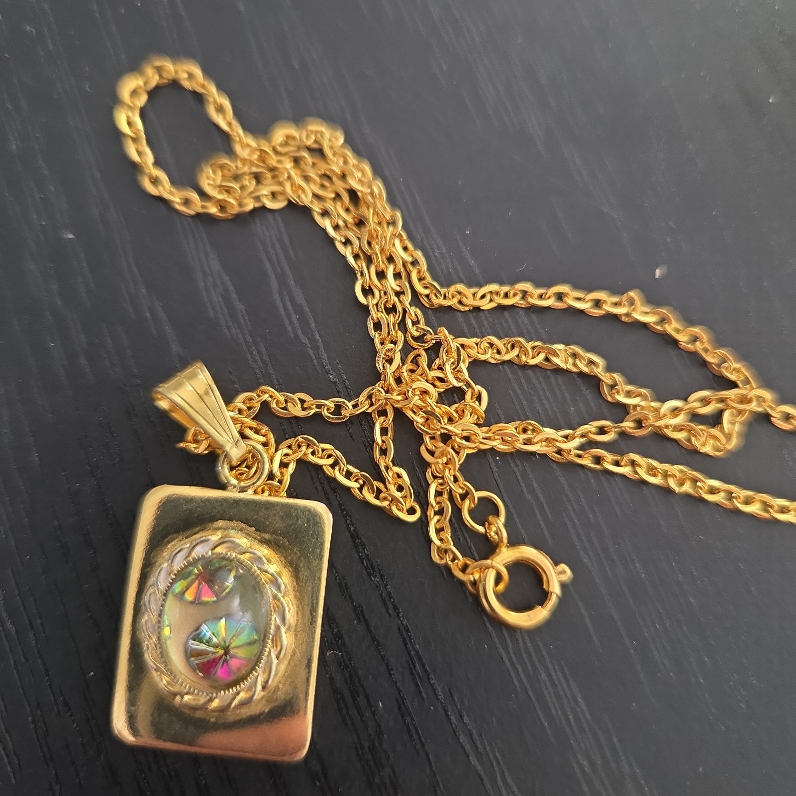 Unworn Vintage Faux Gold Holographic Abstract 20x16mm Pendant 50cm Necklace
