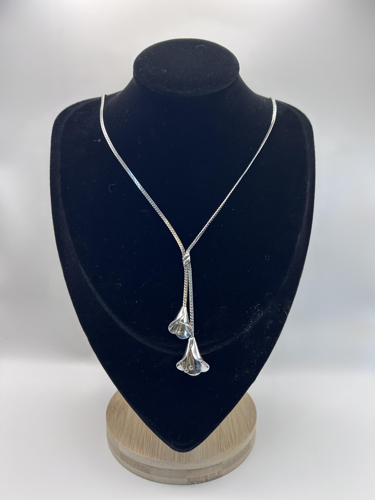 AvonNecklace Silver Tone Lariat Y-Drop Flower Pendant Nature 14 Inch Spring Ring