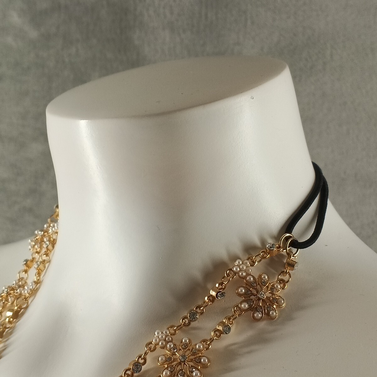 Women’s Floral Rhinestone Necklace One Size Elastic Brass Plated