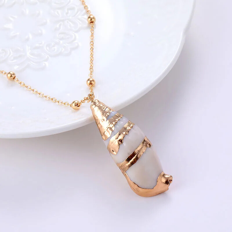 Conch Shell Pendant Necklace for Women Cowrie Beach Summer Party Look