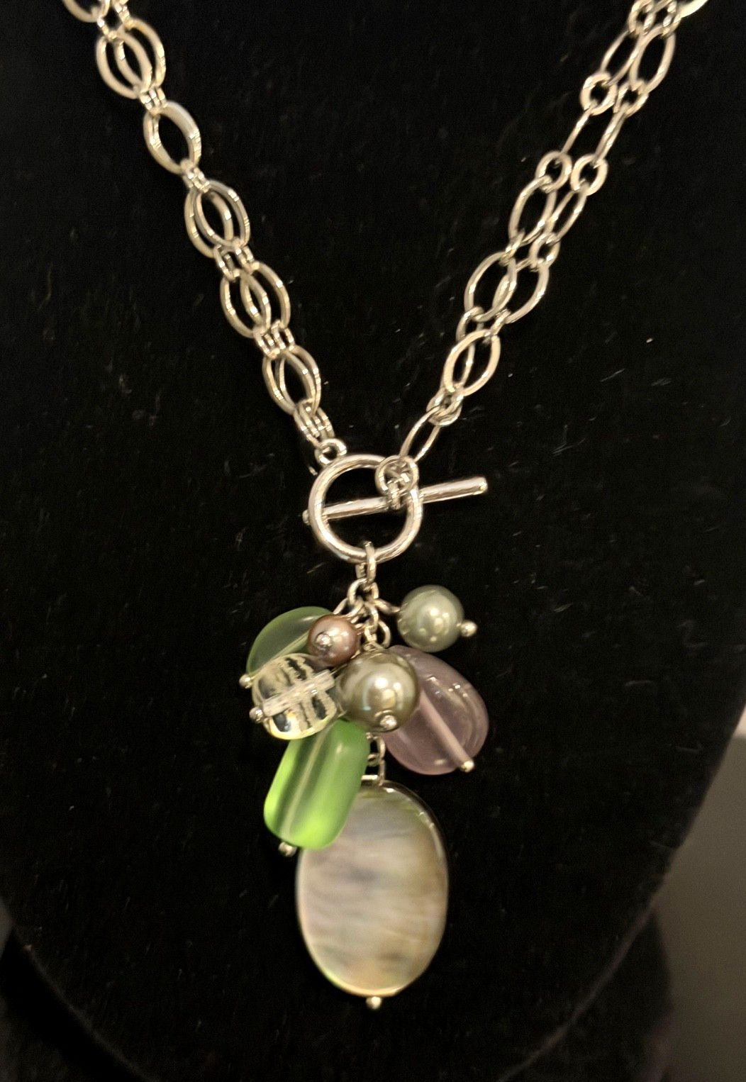 Lia Sophia Pistachio Cluster Necklace Mother of Pearl Glass Beads Excellent Cond