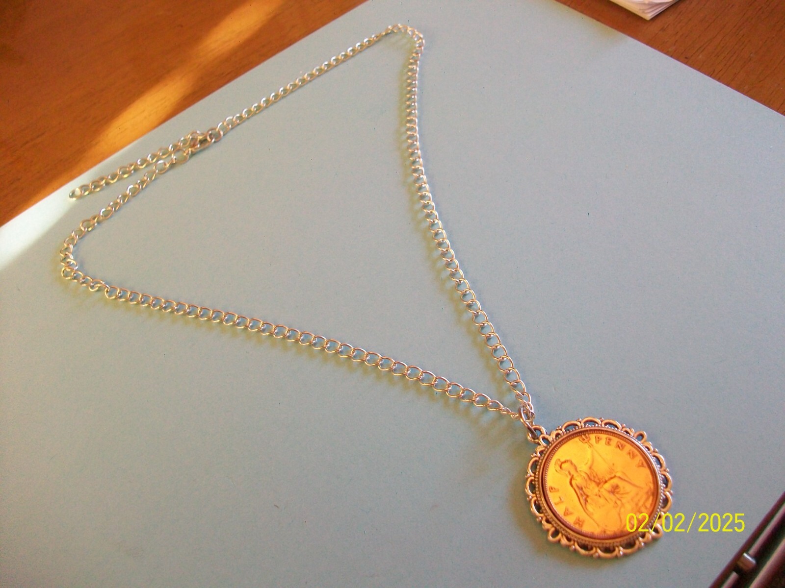 BRITANNIA HALF PENNY – LIMITED EDITION SILVER CASED CURB NECKLACE – 1917 to 1936