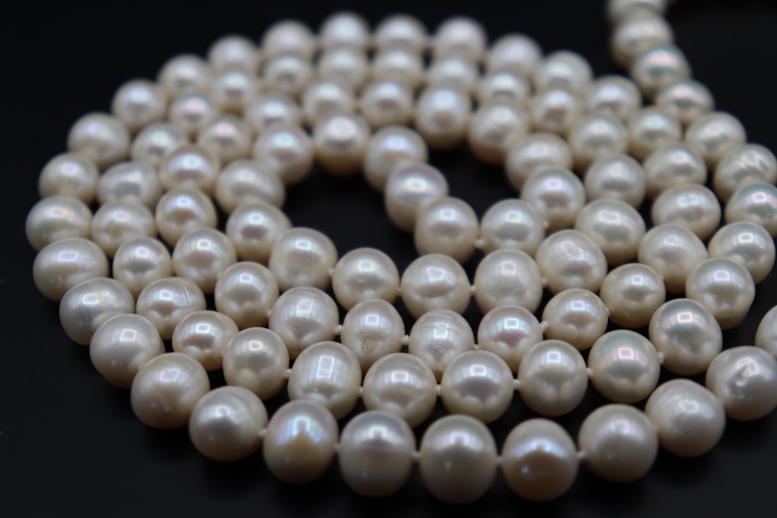 Beautiful Knotted 7-8mm Oval White Cultured Freshwater Pearl Necklace – App 35″