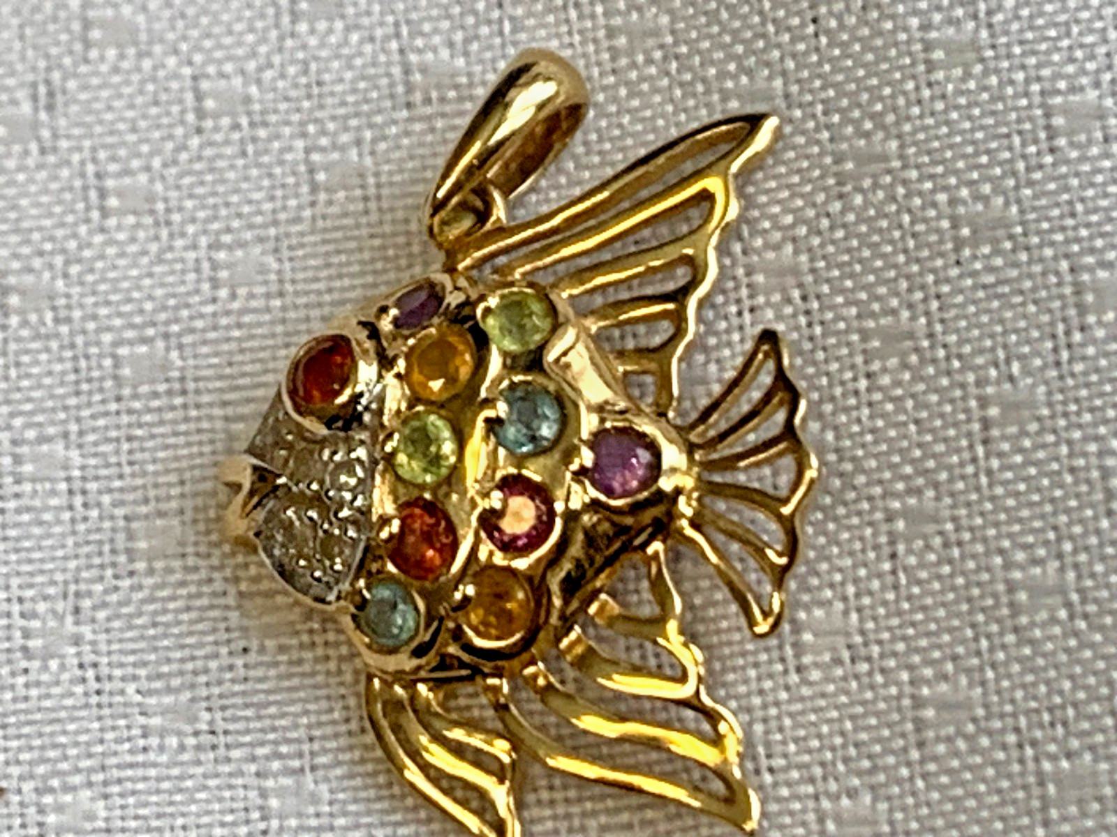 10K Yellow Gold Angel Fish Pendant 1.81g Jewelry Multicolor Stones Charm *READ*