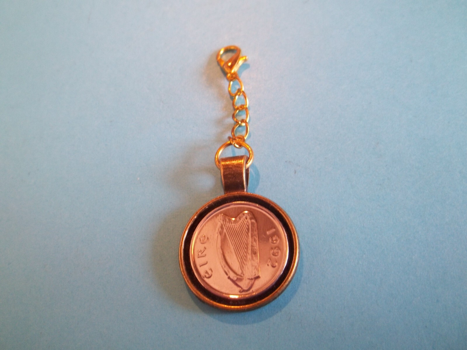 FIVE (5) PENCE COIN – IRISH – EIRE – BRONZE CASED PENDANT / CHARM – 1992 to 2000
