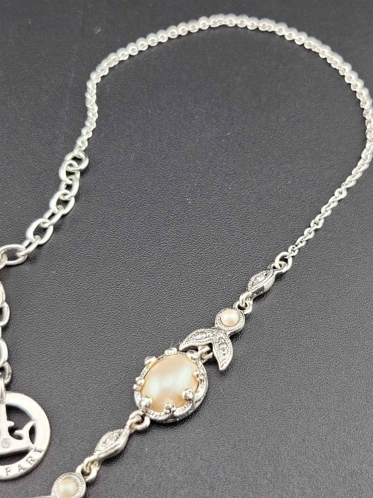 Signed Crown Trifari Rhodium Finish Lucite 🦪Pearl Lariat Choker 18″ Necklace