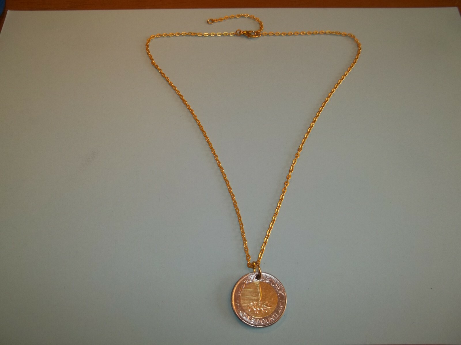 ONE POUND COIN – EGYPT – TUTANKHAMUN’S MASK – GOLD PENDANT NECKLACE