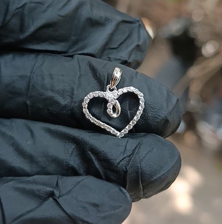 2 Ct Round Cut Simulated Diamond Women’s Heart Pendant In 14K White Gold Plated