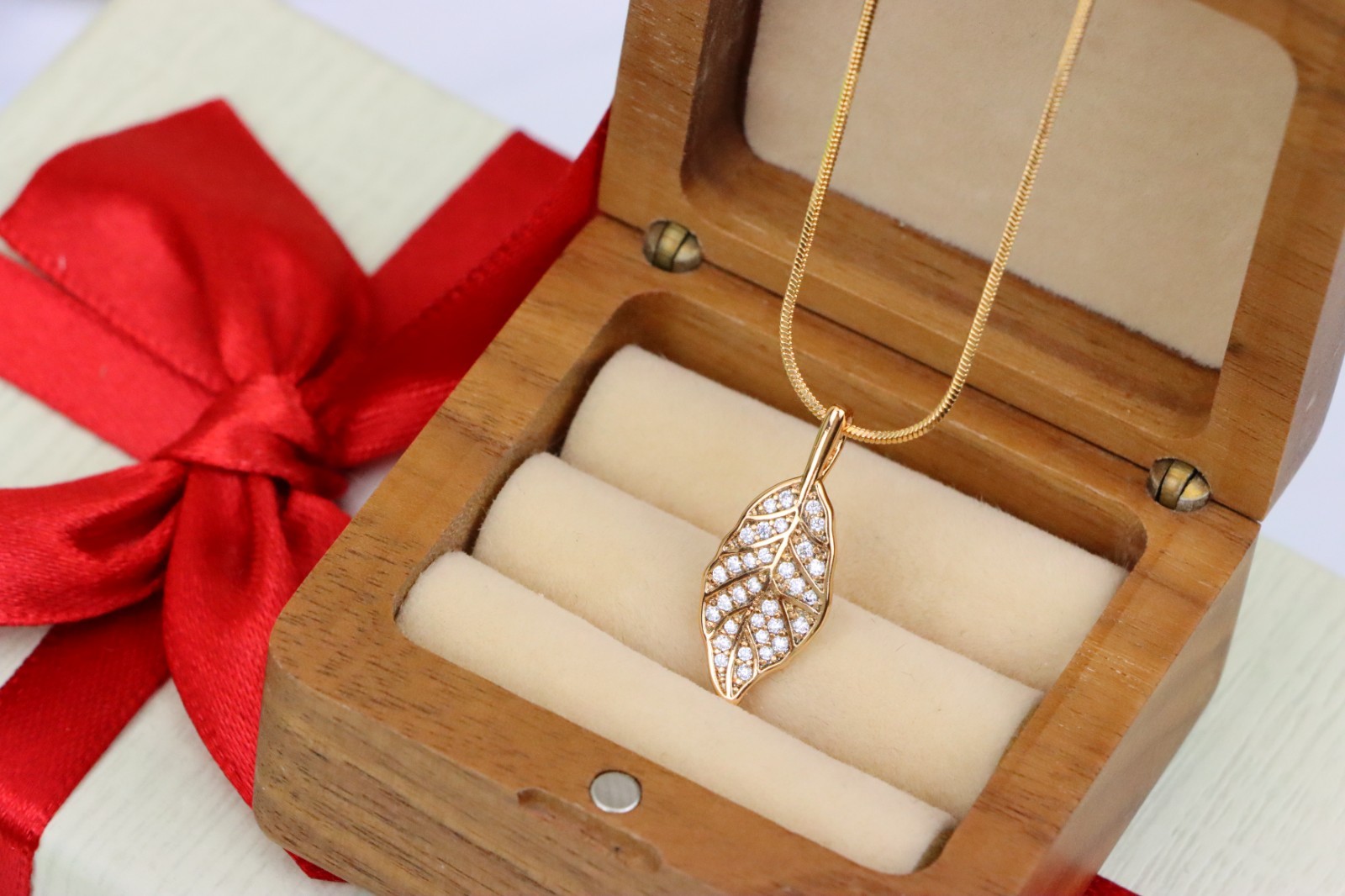 Elegant Leaf Design Rose Gold Pendant with Sparkling White Stones, XPPT1868