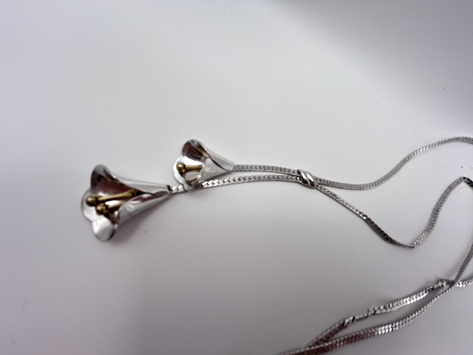 AvonNecklace Silver Tone Lariat Y-Drop Flower Pendant Nature 14 Inch Spring Ring