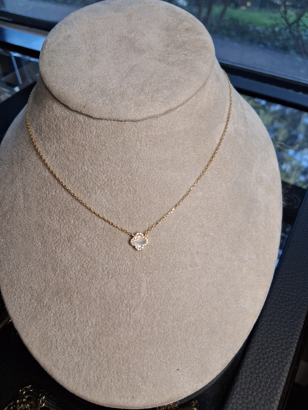 Gorgeous mother of pearl clover on gold over sterling AV 925 china