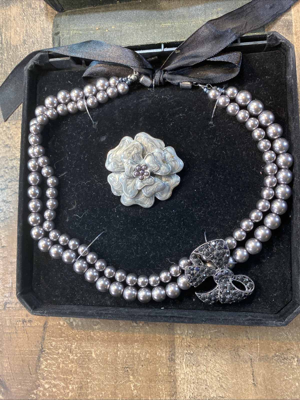 Vtg 80s Women’s Imitation Faux Pearl Rhinestone Necklace Ribbon Brooch Gray