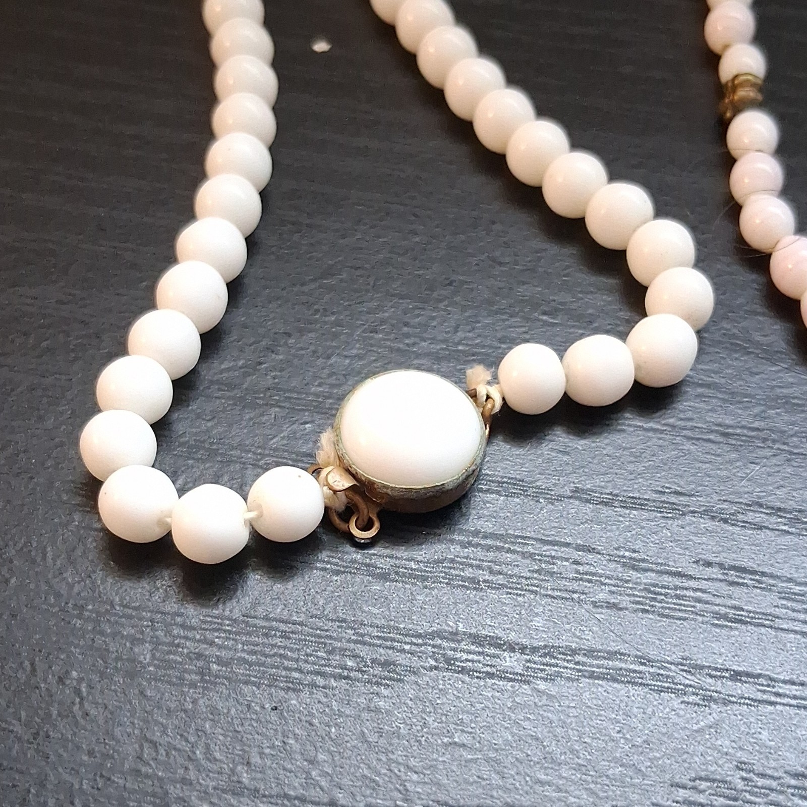 White Glass Ball/Bead Beaded Necklace Round Clasp No Stone Undated