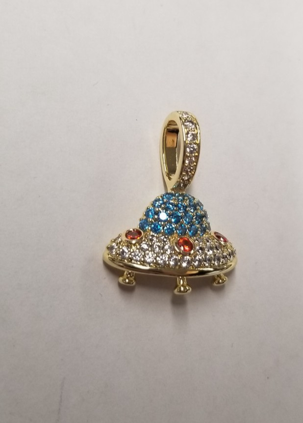 Gld Micro Iced UFO Pendant 17mm x 13mm