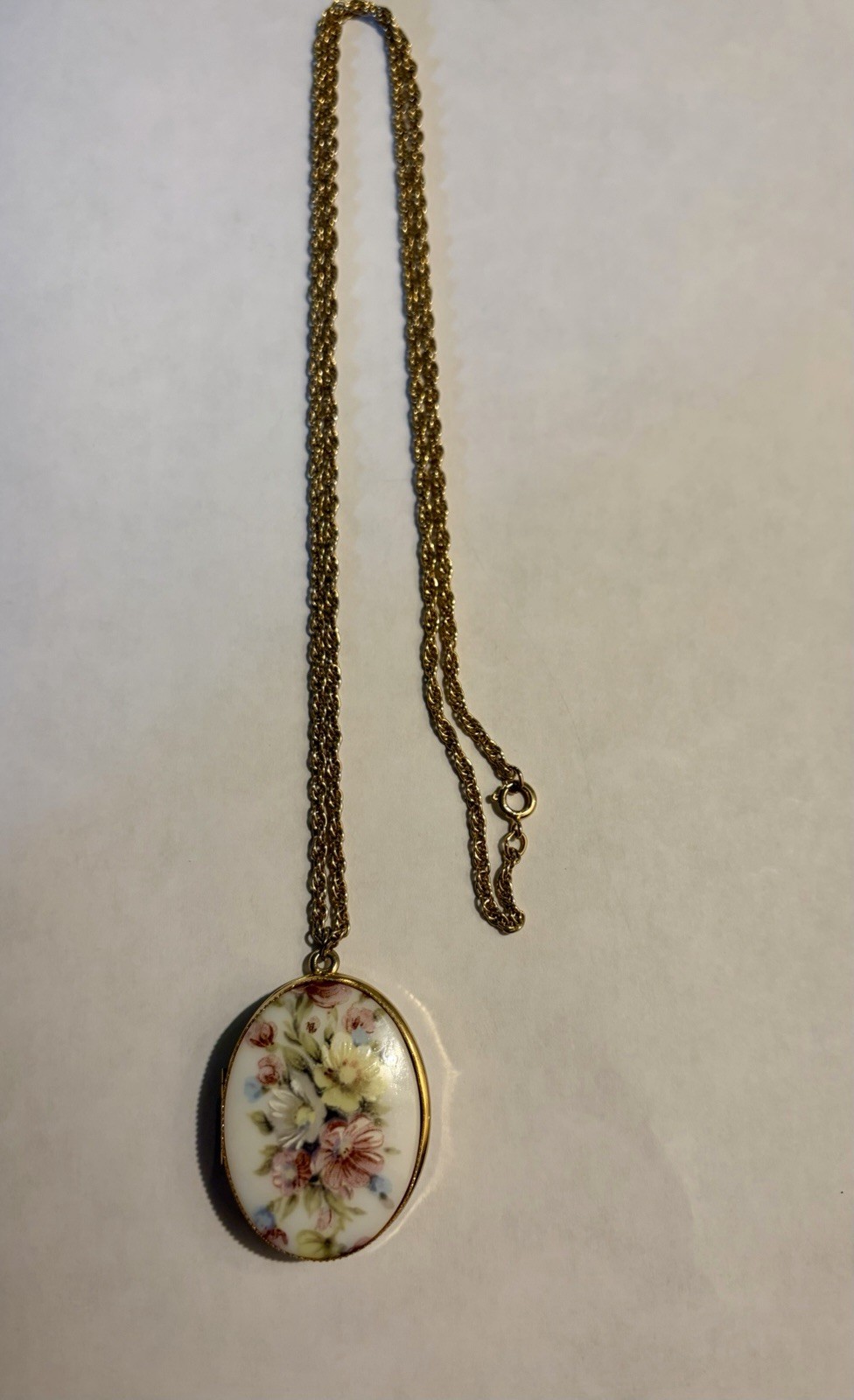 Gold Tone Oval Floral Locket Pendant Necklace Metal Rope Chain No Stone