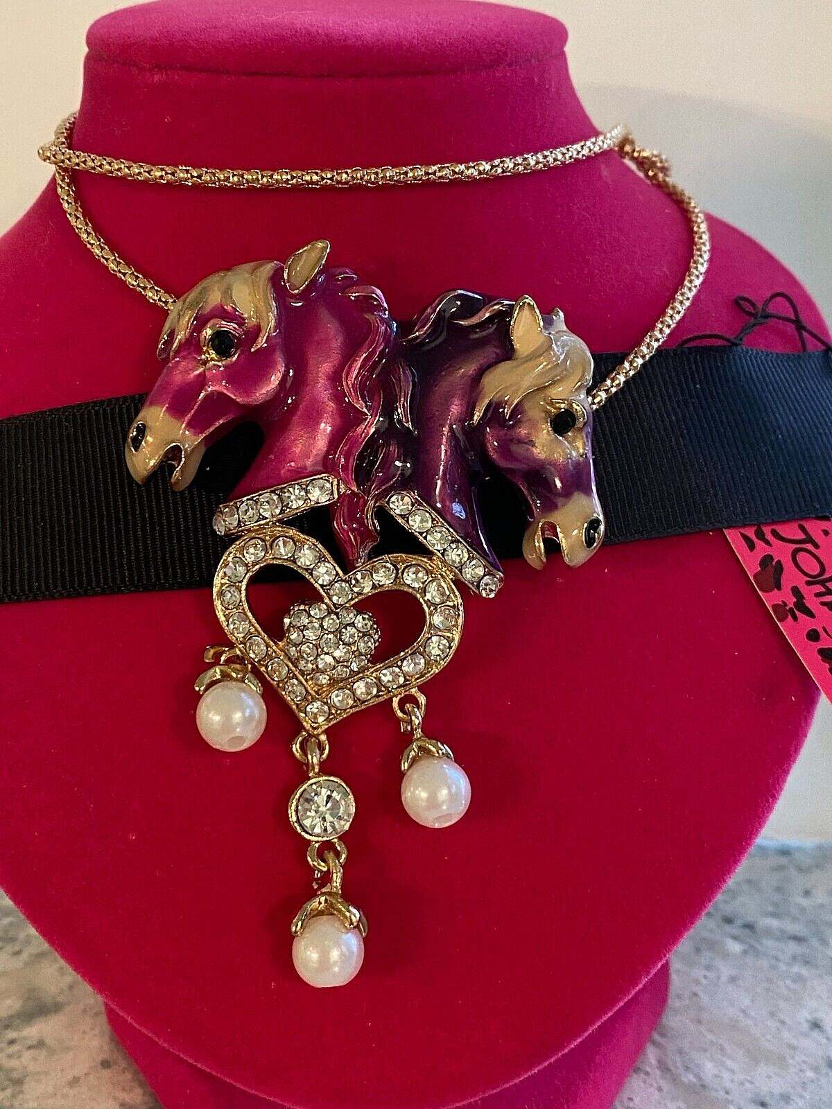 BETSEY JOHNSON PENDANT GOLD TWO ENAMELED HORSE HEADS HEART DANGLE PIN/PENDANT