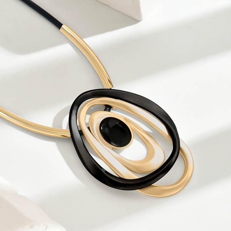 Women’s Retro Circular Oval Pendant Necklace Exaggerated Alloy Fashion Jewelry