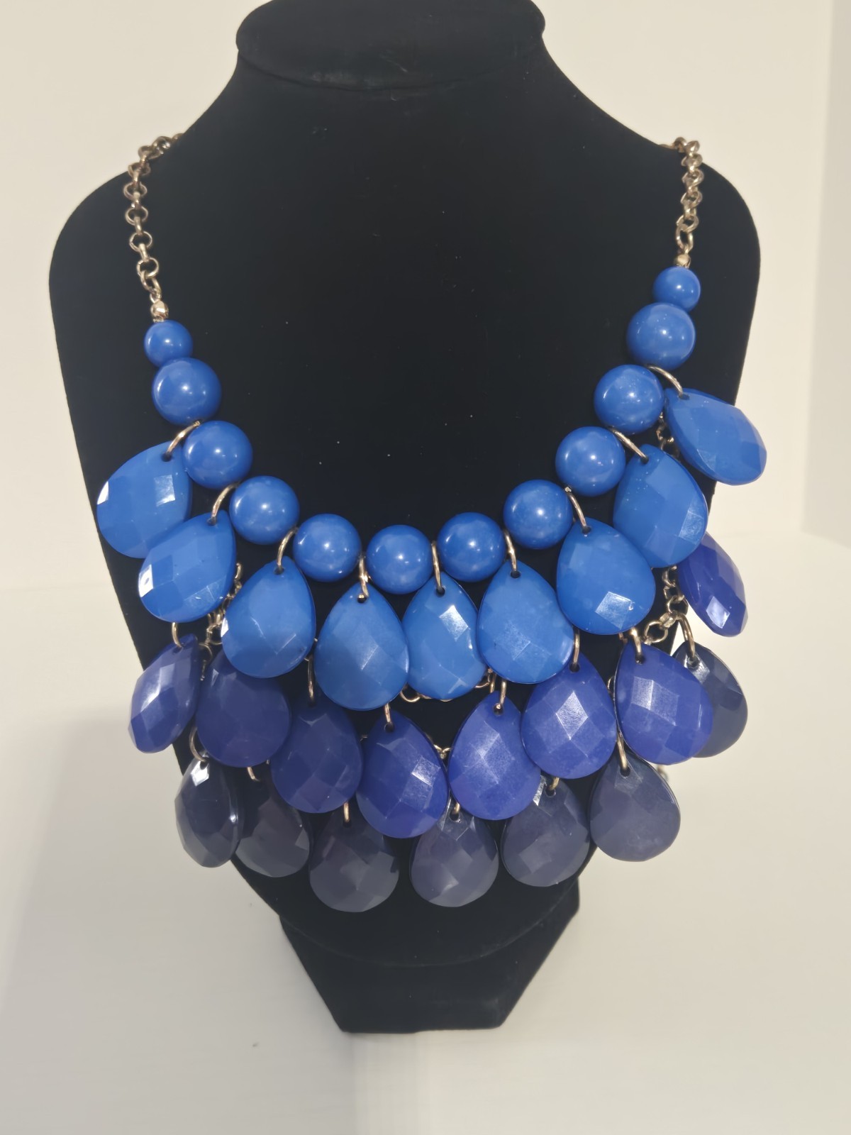Various Blue Shades Teardrop Bib Gold Tone Chunky Fashion Jewelry.