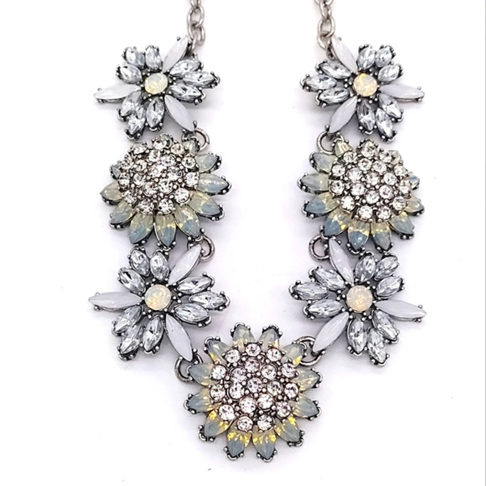 Flawless CHICO’S 22″ Statement Flower Bib Collar Necklace with 4″ extension