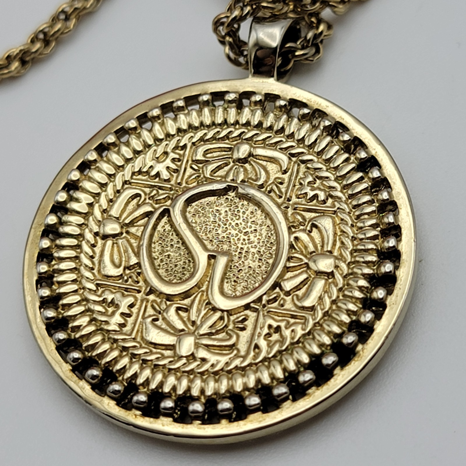 Gold Tone Filigree Medallion Pendant Necklace 32″ Reversible Unisex Adults