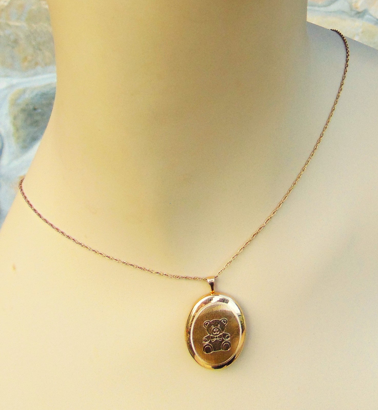 14 KARAT GOLD FILLED LOCKET ~ ENGRAVED TEDDY BEAR ~ 18″ CHAIN ~ NEW IN BOX