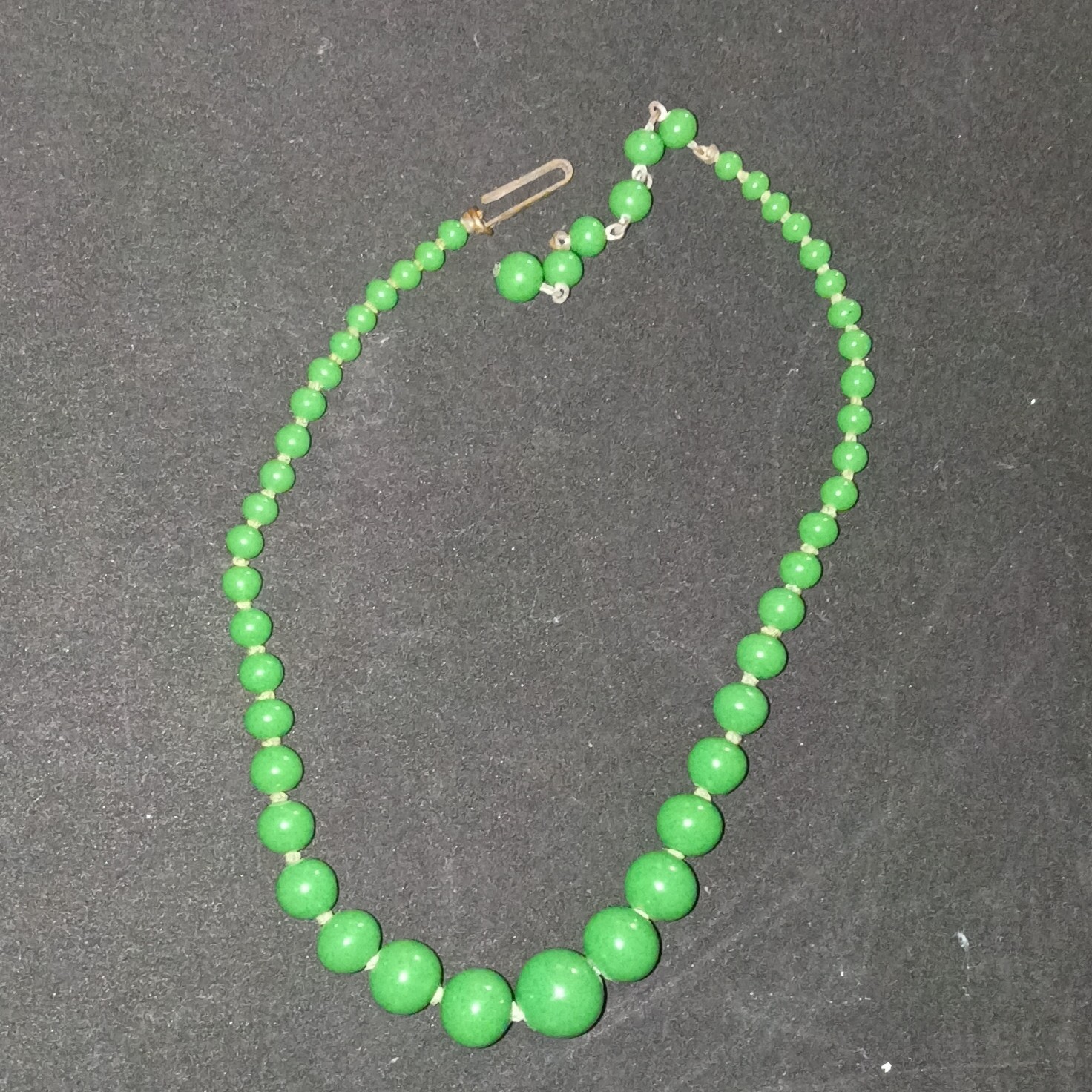 Vintage Mid-Century Green Peking Glass Graduated Bead Necklace 15″ – Stamped Jap