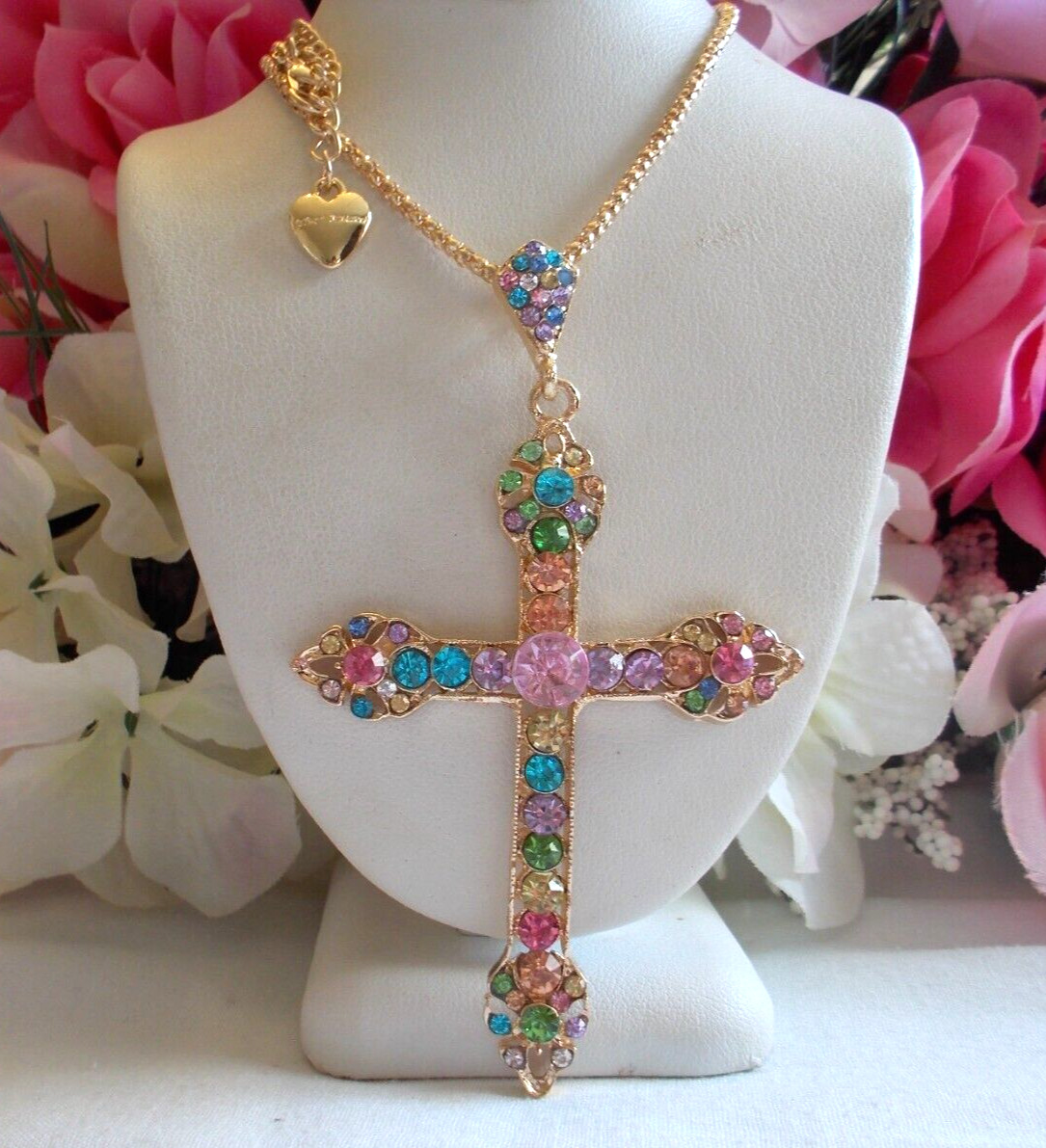 BETSEY JOHNSON LOVELY SPARKLING CRYSTAL INLAY CROSS PENDANT CHAIN NECKLACE