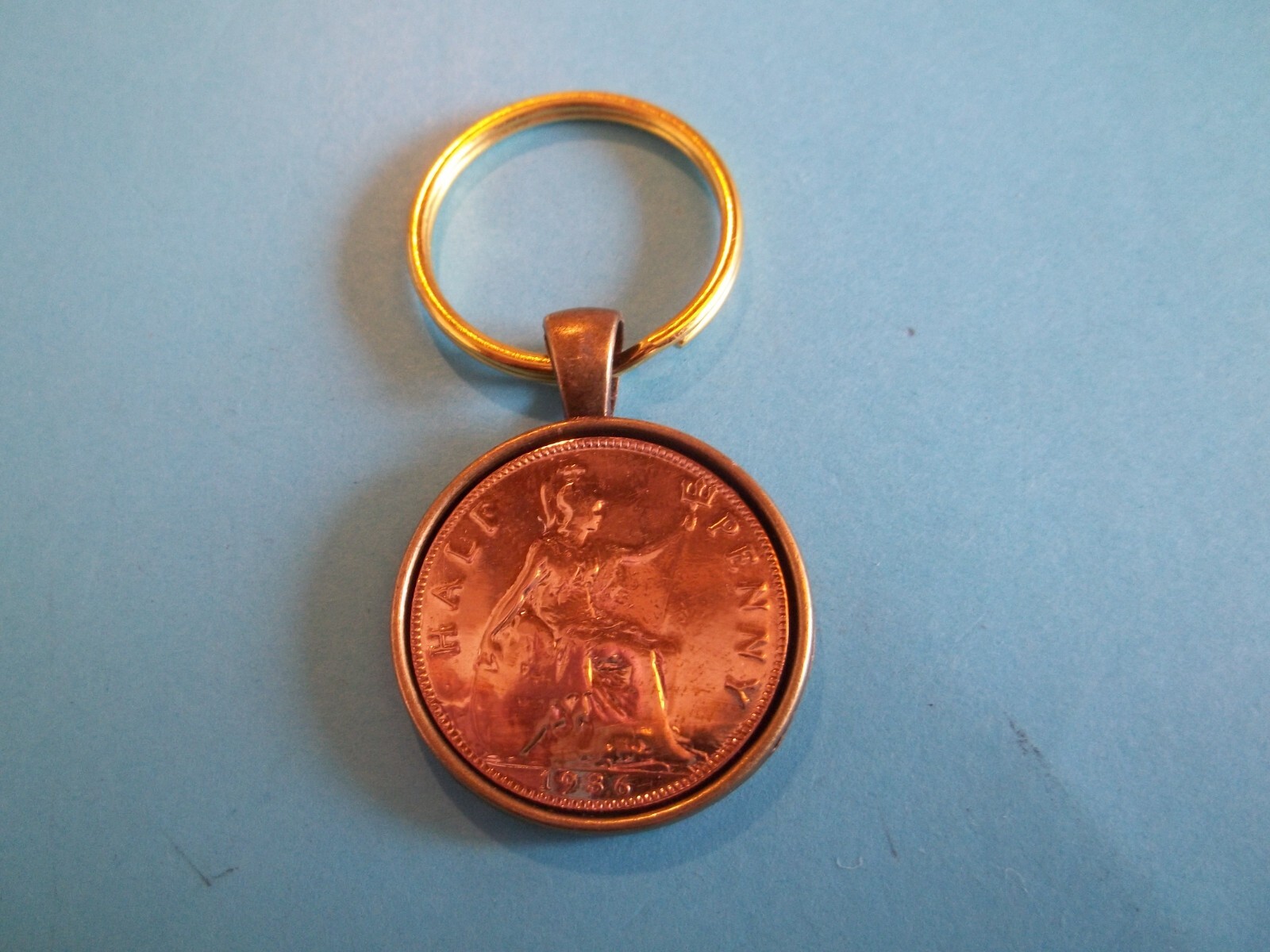 HALF PENNY COIN – BRITANNIA – BRONZE CASED – PENDANT KEYRING – 1917 to 1936