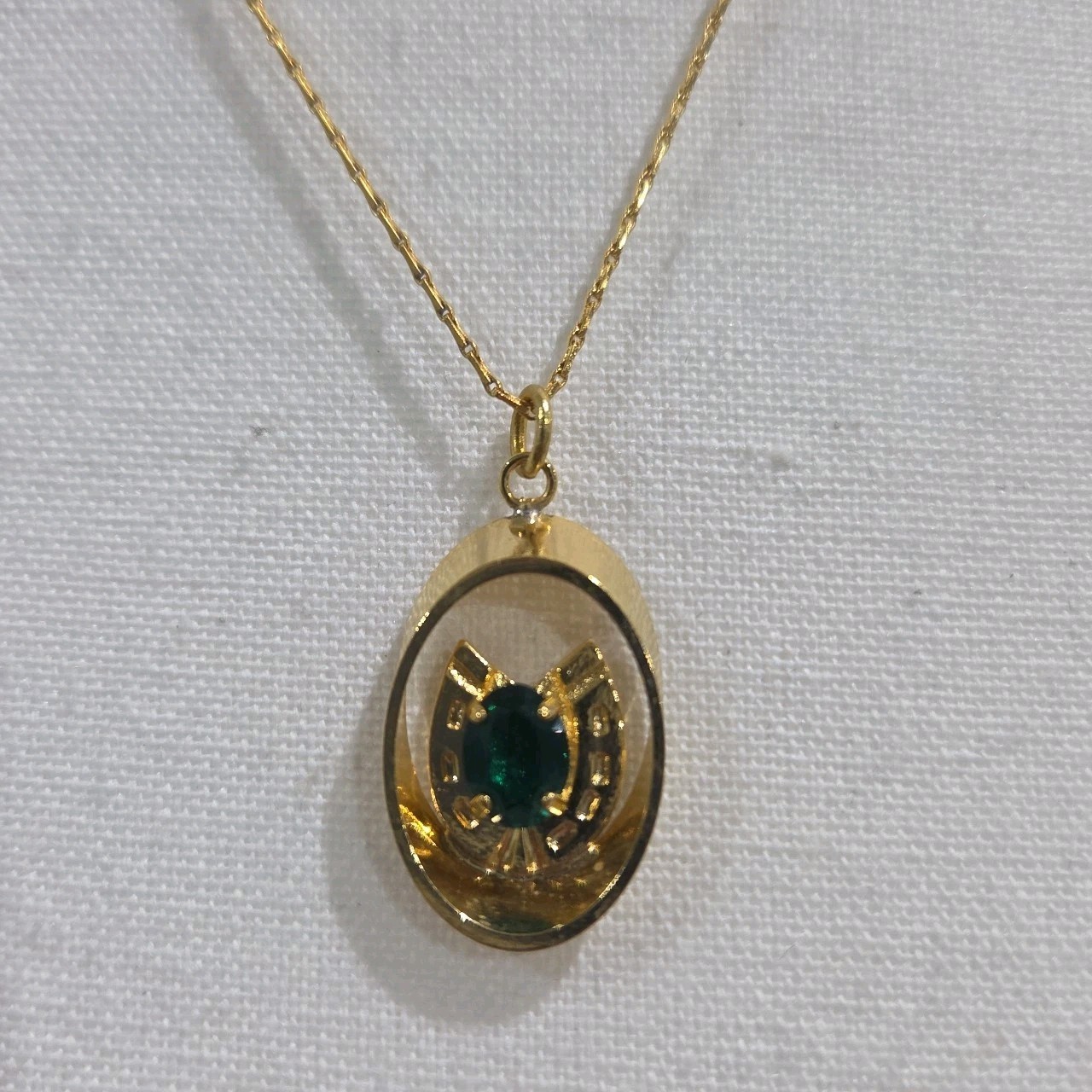 Unworn Vintage Faux Gold Emerald Horseshoe Necklace 25x17mm Pendant 50cm Chain