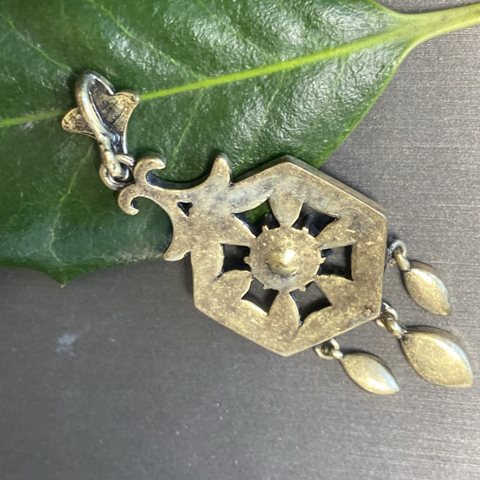 Vintage Pendant Estate Jewelry Pre-Owned Fleur-De-Lis Pink Art Glass Bronze
