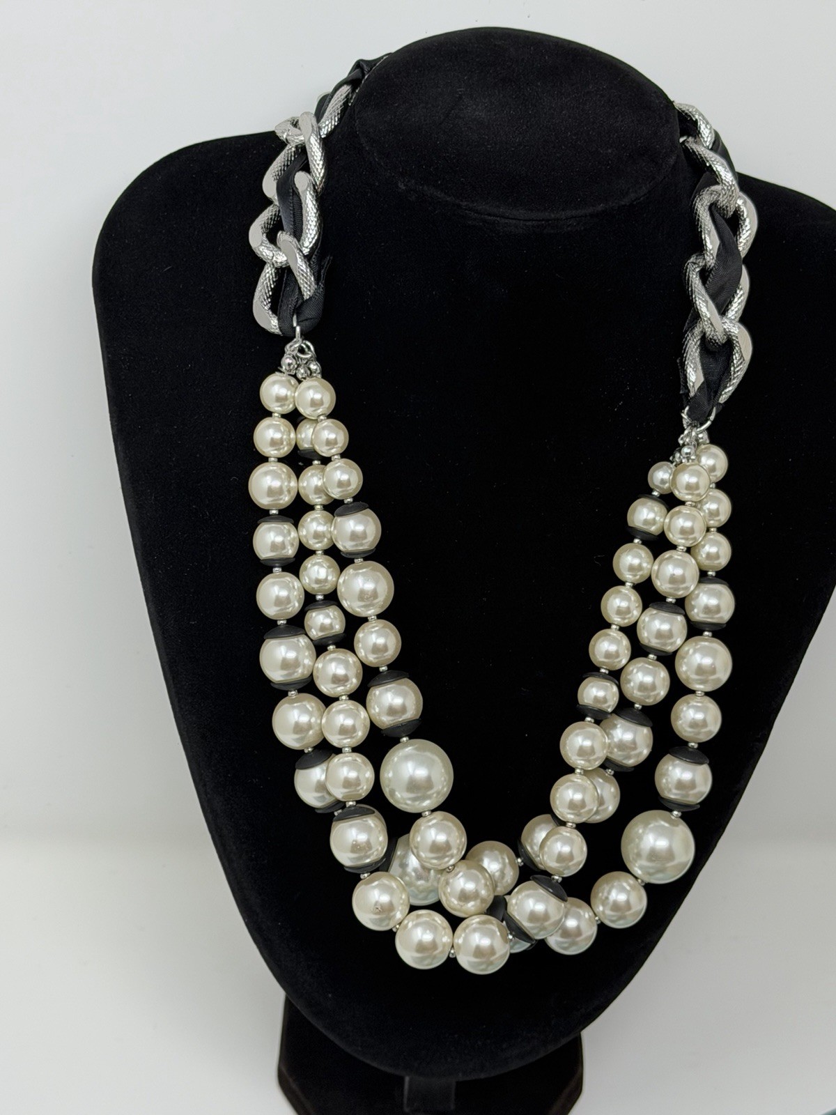 white house black market Faux pearl necklace Elegant Classic With Toggle Lock