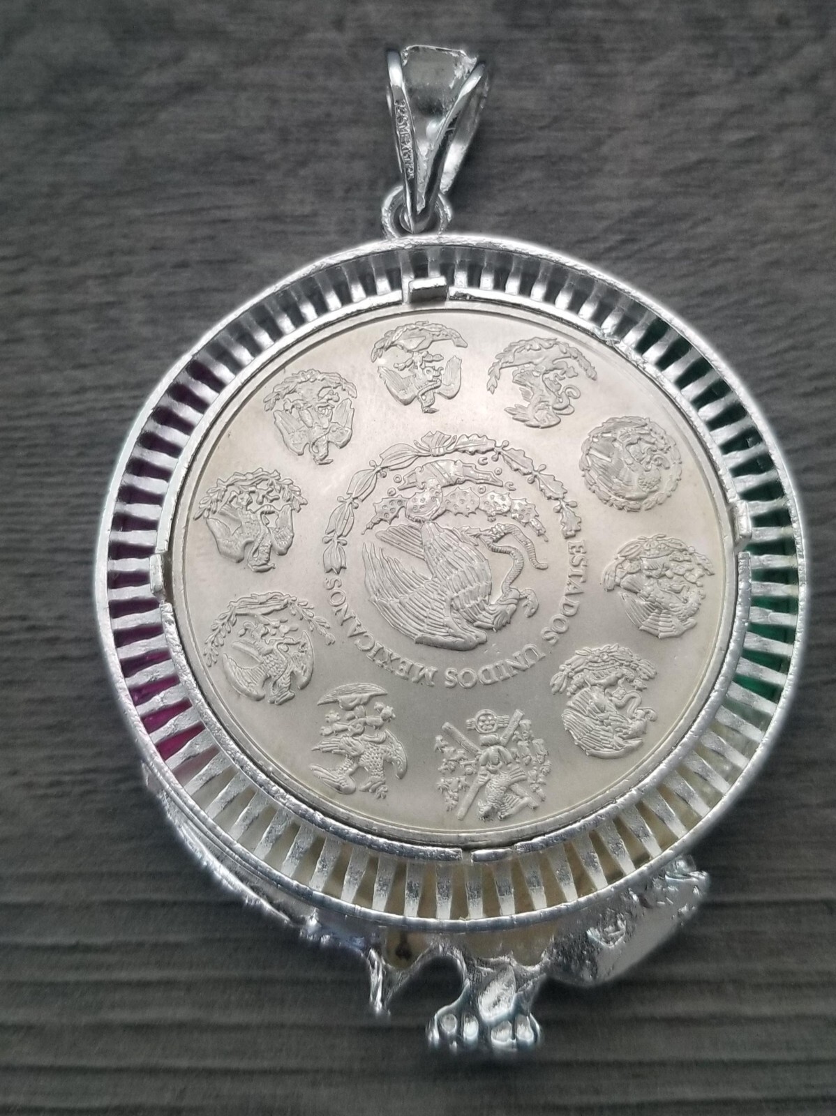bizel con aguila y zirconia verde blanca y roja y moneda 1 OZ plata 925