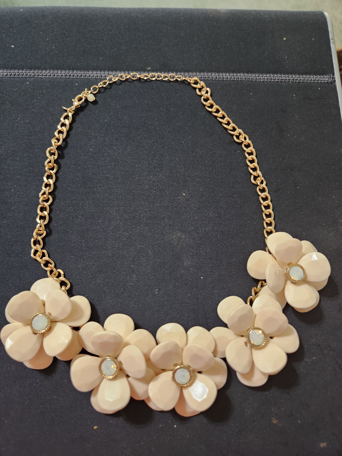 Merona Flower Sratement Necklace Cream Color Flowers Rhinestone Centers 18″ Vtg