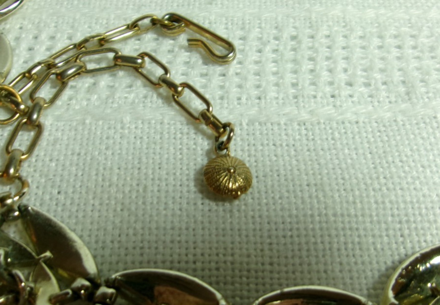 VINTAGE GOLD TONE CHOCKER STYLE DANGLE NECKLACE W/UNKNOWN HALLMARK