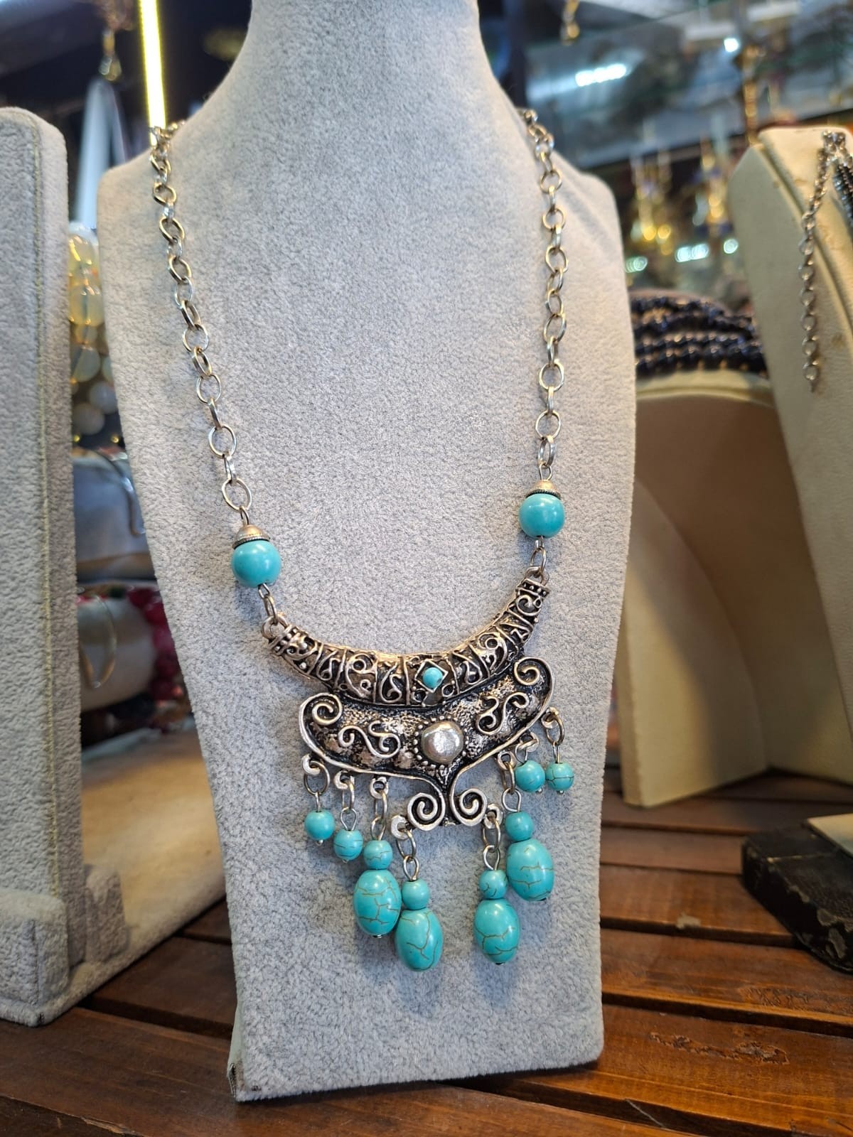 Elegant turquoise statement necklace in excellent condition vintage-inspired