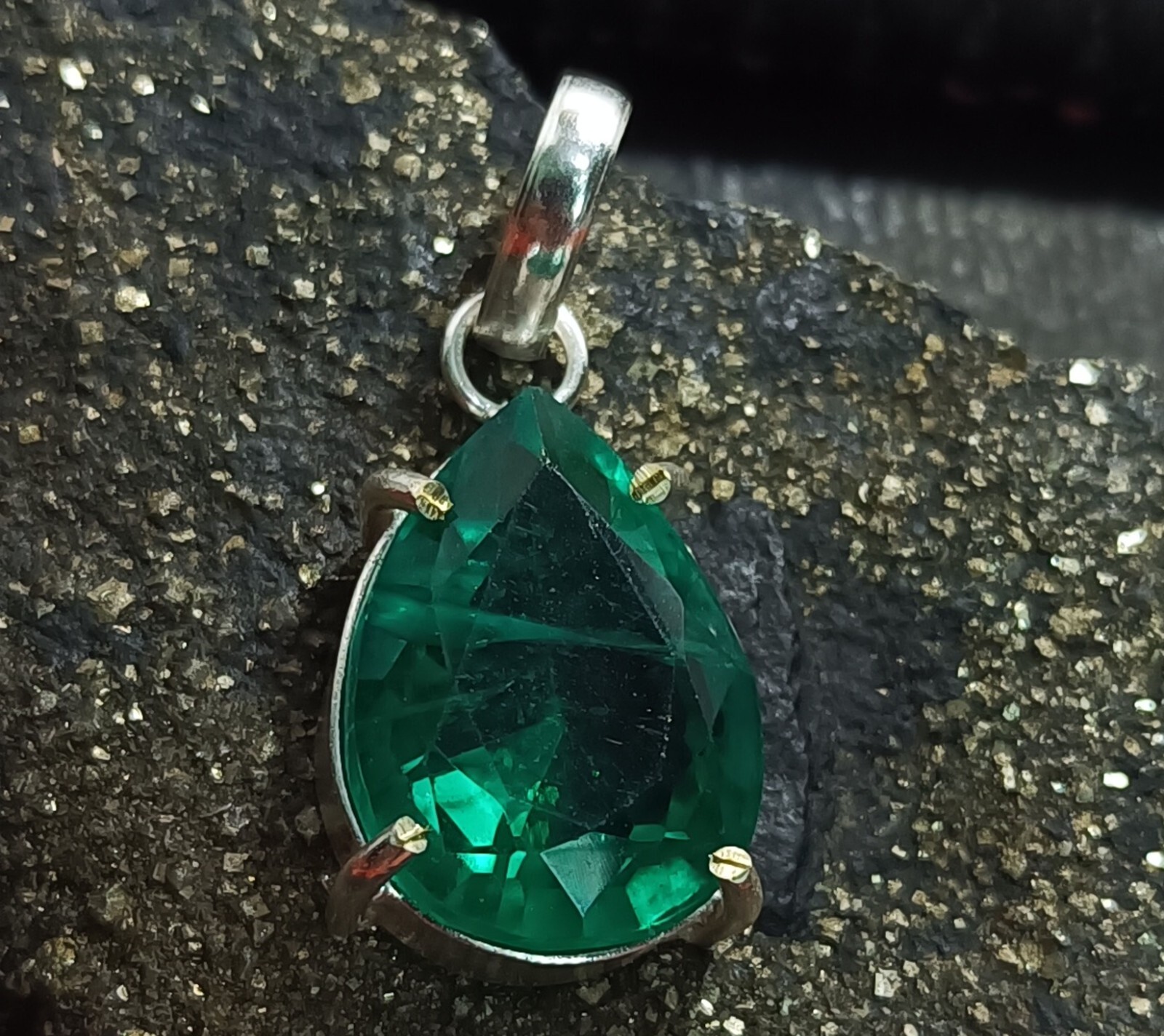 Certified 32.75 Ct Stunning Emerald 925 Solid Silver Pear Cut Pendant Gemstone