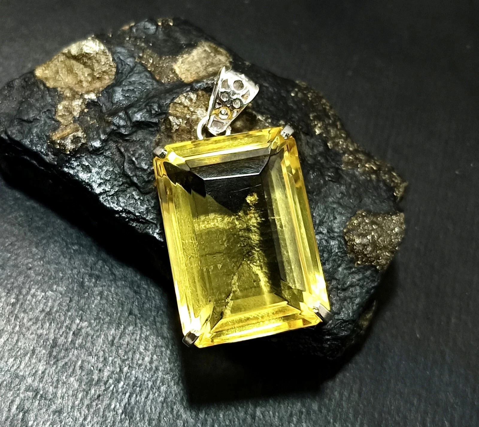 Premium GIE Certified Natural Topaz 121.70 Ct 925 Silver Pendant Mr Gemstone T02