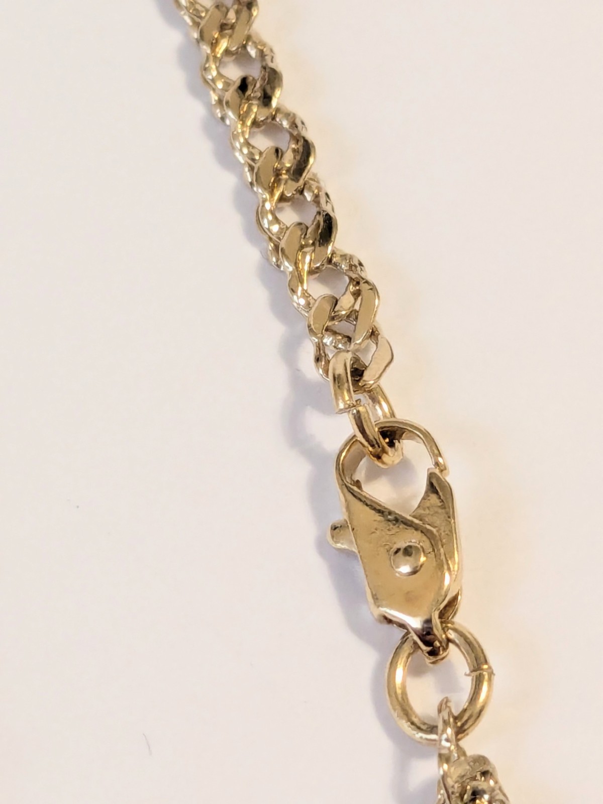 Perforated Heart Pendant Gold Tone Oval Link Necklace. 18″. Modern.