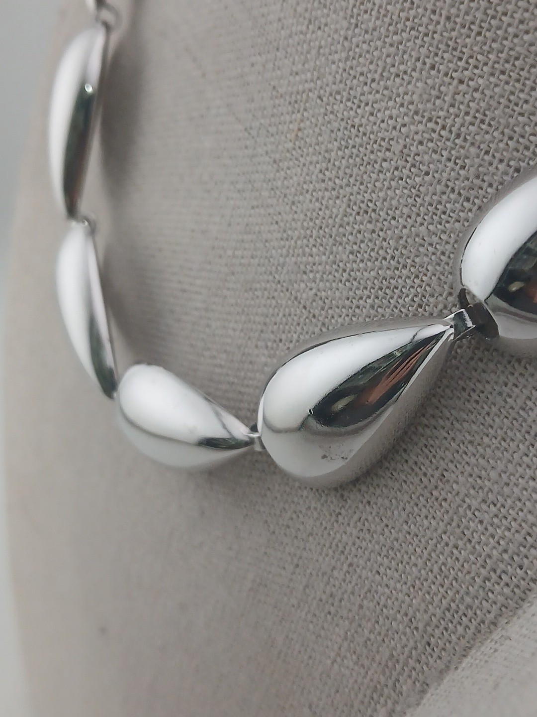 1980s Silver Tone teardrop design panels chocker necklace