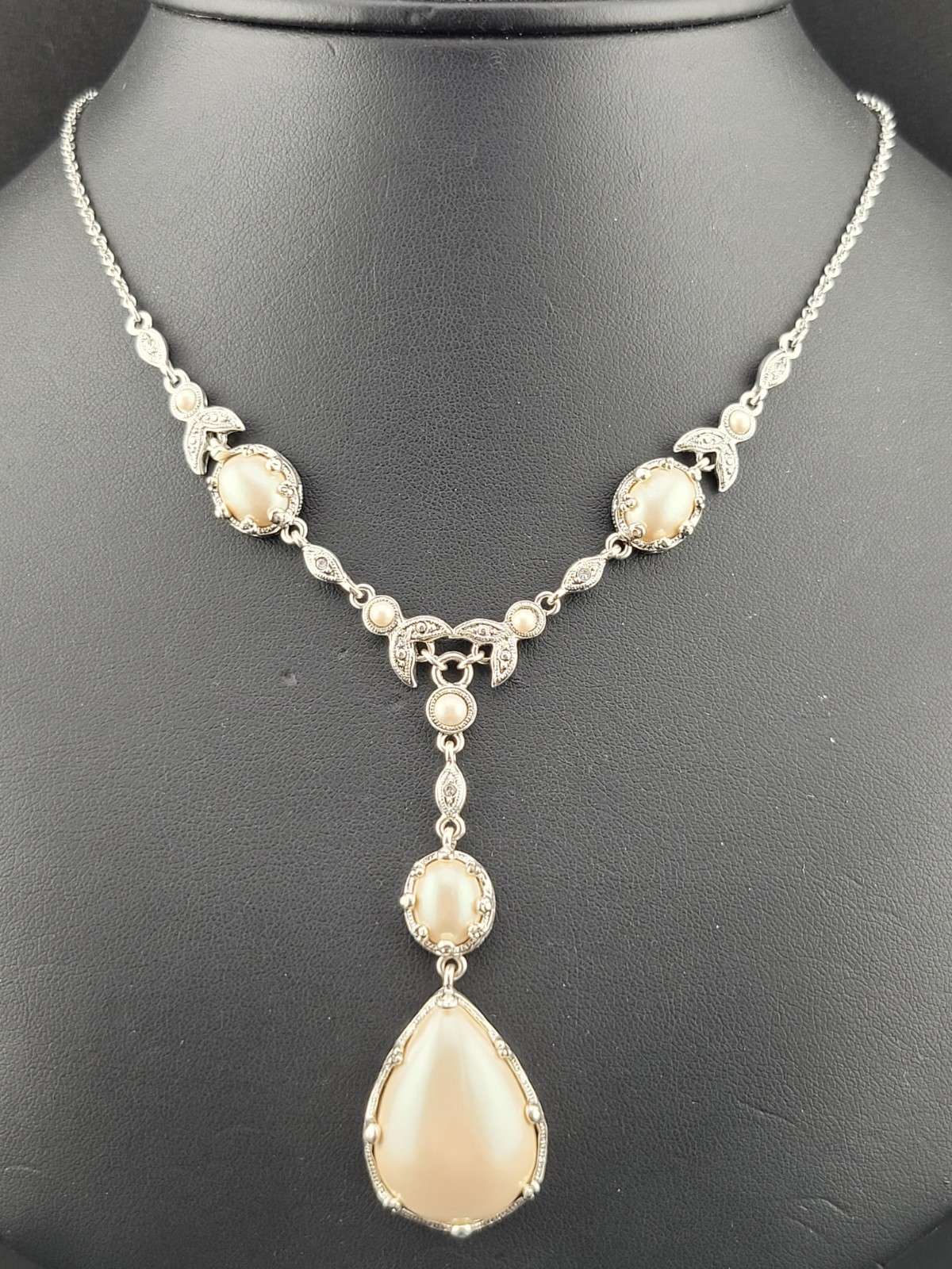 Signed Crown Trifari Rhodium Finish Lucite 🦪Pearl Lariat Choker 18″ Necklace