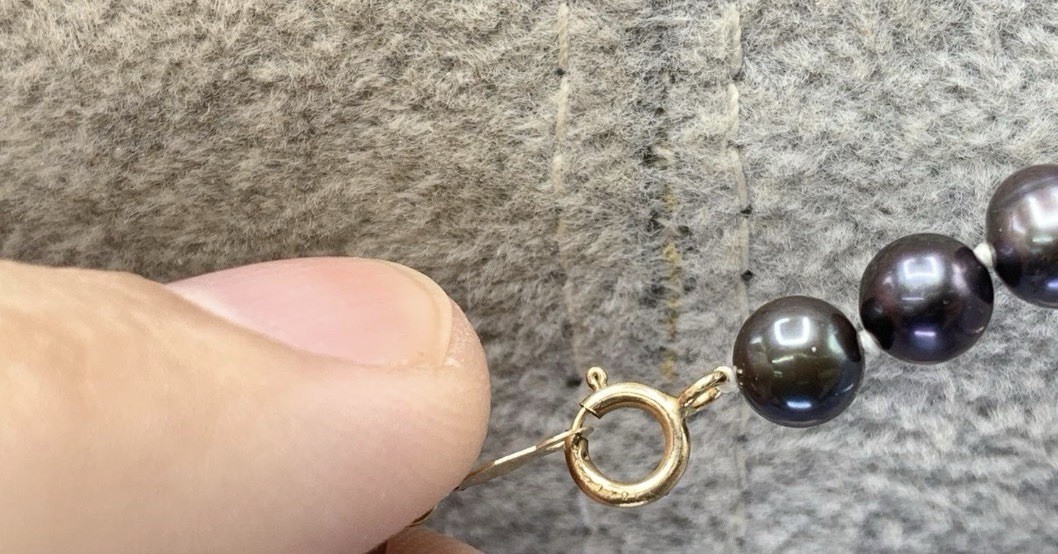 cultured peacock pearl necklace with 10k yellow gold clasp approx 18in long