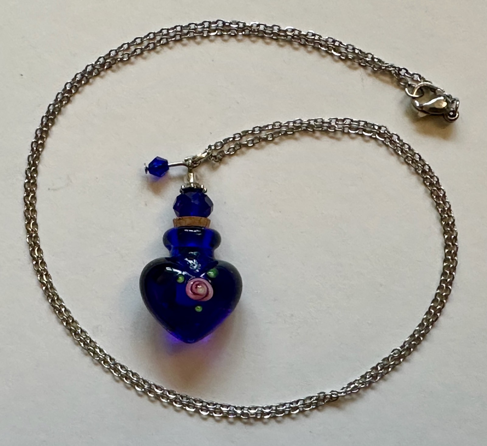 VASE URN CORK & TOPPER BLUE GLASS FLOWER PENDANT 1 1/2″ NECKLACE 24″ STEEL READ