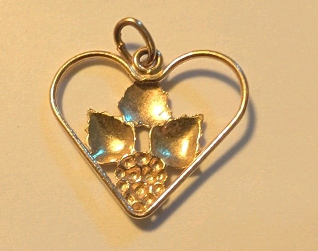 Yellow Gold Heart Charm Pendant Grapes Leaves Cluster Design No Stone